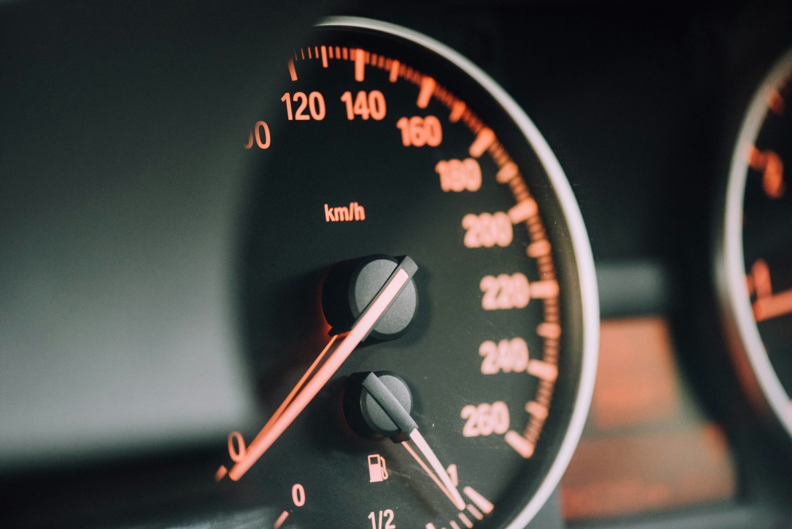 Understanding When to Change Your Oil: Time vs Mileage 1 closeup photo of black analog speedometer