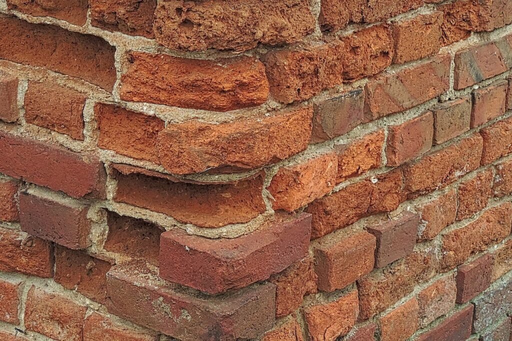 What is the Difference Between Repointing and Tuckpointing? 2 gbb13e3d24c7dbdecb64cb59d52edff94ab77d1f786c888e1af0b0c7ca9f0af47a6c97e534e6fc0bc106d8cf3d414cb5bc0cdad11fab689194b560e5872f02443_1280-1766546.jpg